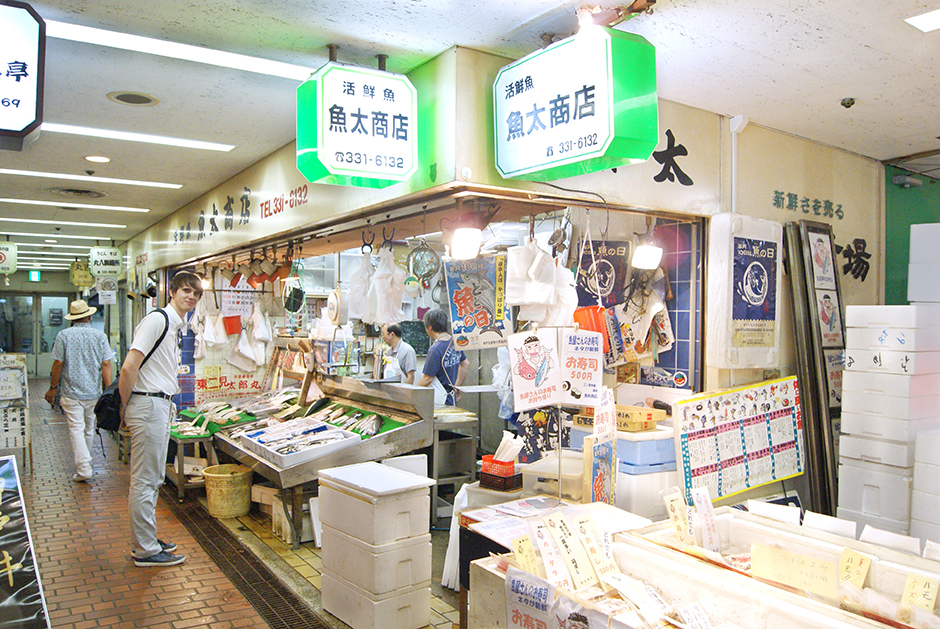 外食の気分じゃない日には地下にある魚店で魚や海鮮を買って帰ることもできます。